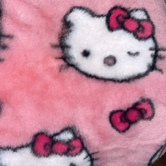 24HR DROP ⬇️ Hello Kitty Faux Fur pink Throw
